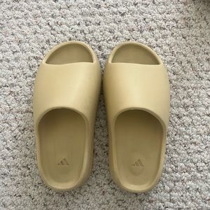 YEEZY SLIDES